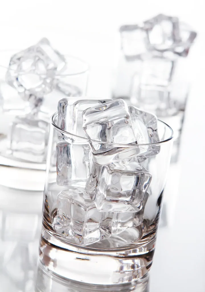 معرفی یخساز سنکور SIM3500SS با استفاده از این یخ ساز می توانید یخ کلاهی شکل کاملا شفاف و بدون حباب هوا را در کمترین زمان آماده کنید یا بطری آب و نوشابه را خنک کنید.